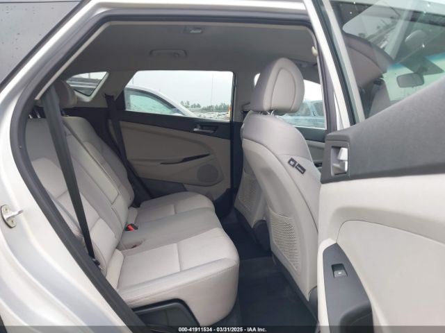 KM8J23A47JU656140 Hyundai TUCSON SE