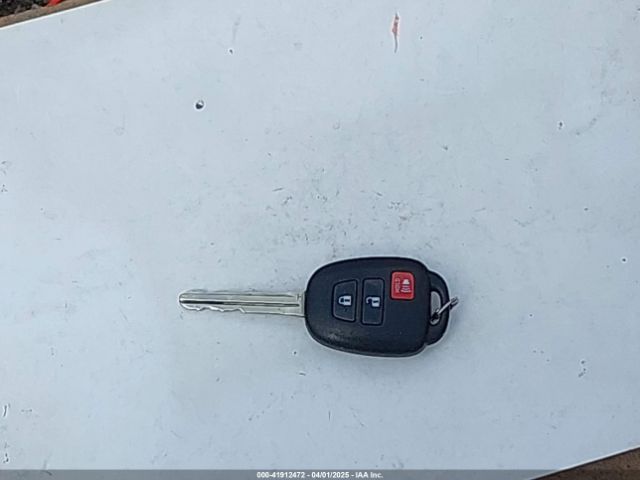 JTMWFREV6FJ028695 Toyota Rav4 Xle