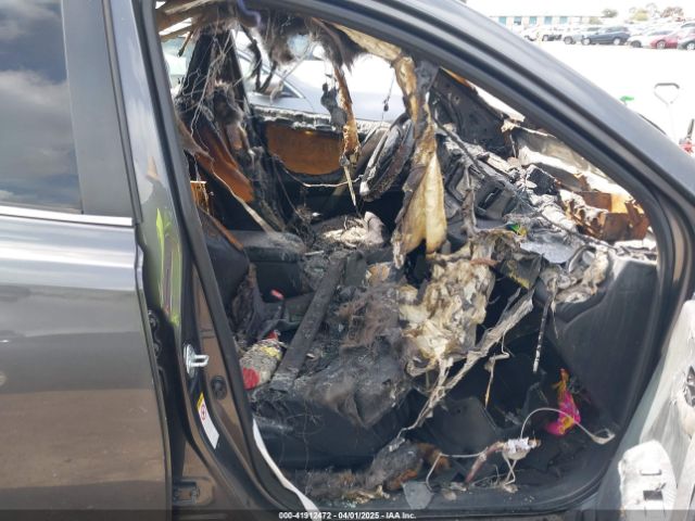 JTMWFREV6FJ028695 Toyota Rav4 Xle
