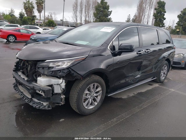 5TDYRKEC8NS126392 Toyota SIENNA XLE