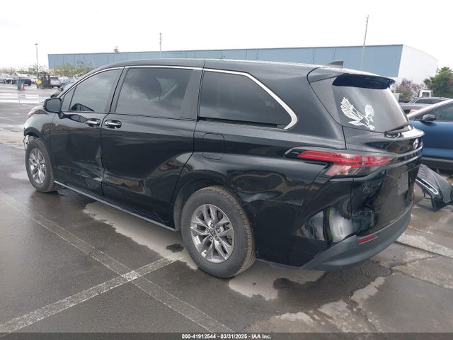 5TDYRKEC8NS126392 Toyota SIENNA XLE