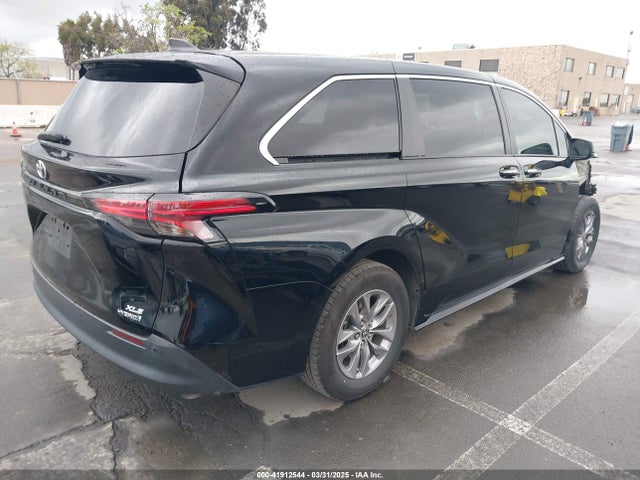 5TDYRKEC8NS126392 Toyota SIENNA XLE