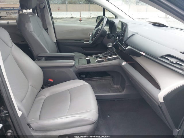 5TDYRKEC8NS126392 Toyota SIENNA XLE