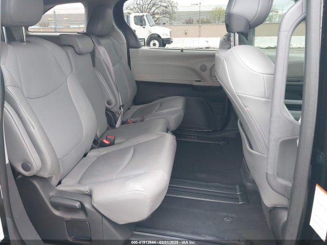 5TDYRKEC8NS126392 Toyota SIENNA XLE