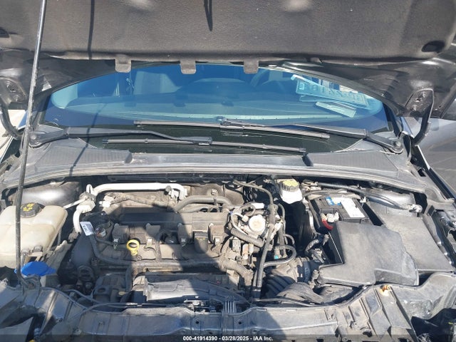 1FADP3F25JL306401 Ford FOCUS SE