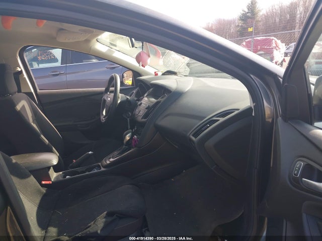 1FADP3F25JL306401 Ford FOCUS SE