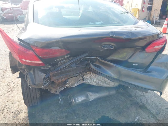 1FADP3F25JL306401 Ford FOCUS SE