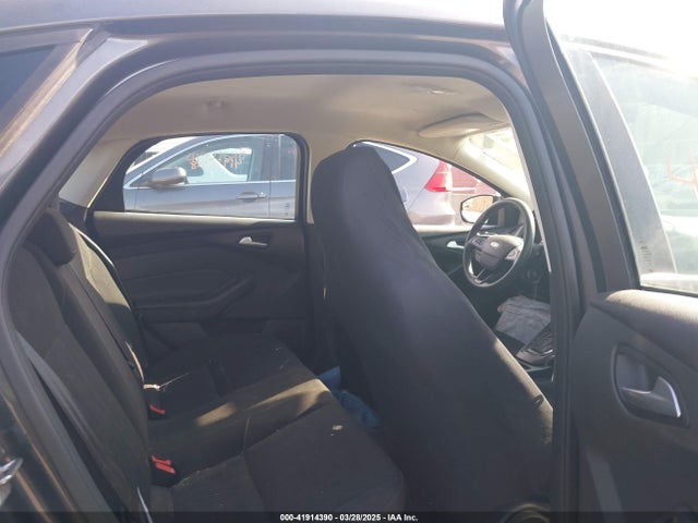1FADP3F25JL306401 Ford FOCUS SE