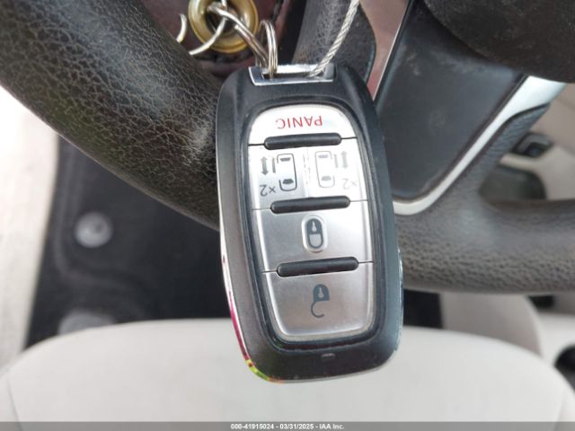 2019 CHRYSLER PACIFICA HYBRID 2C4RC1H79KR655708 Photo 10