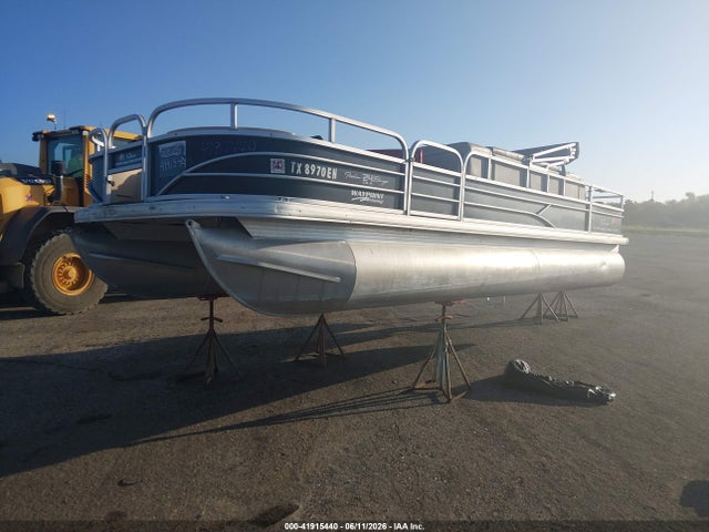 Suntracker Fishing Barge 24 Ft Dlx 2018 BUJ31336E818 Image 2