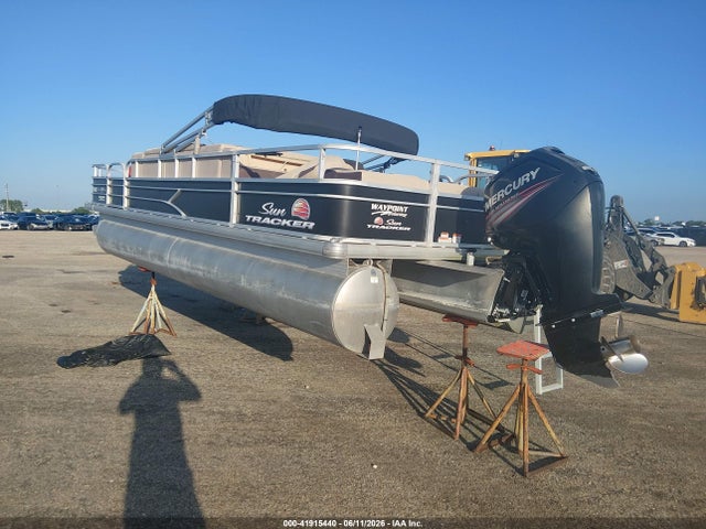 Suntracker Fishing Barge 24 Ft Dlx 2018 BUJ31336E818 Image 3