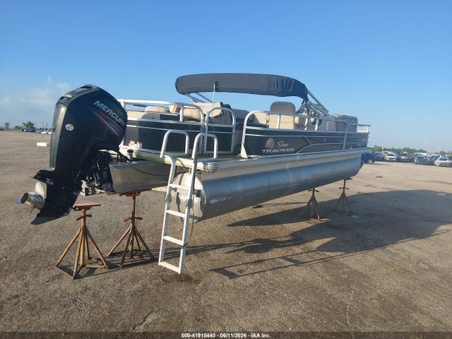 Suntracker Fishing Barge 24 Ft Dlx 2018 BUJ31336E818 Image 4