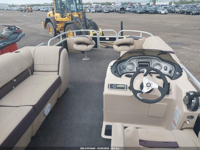 Suntracker Fishing Barge 24 Ft Dlx 2018 BUJ31336E818 Image 5