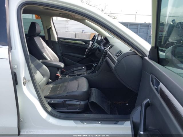 1VWBA7A33JC031098 Volkswagen Passat 2.0t Se
