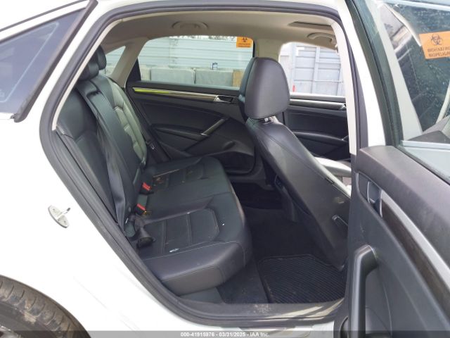 1VWBA7A33JC031098 Volkswagen Passat 2.0t Se