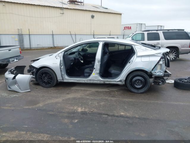 JTDKARFU6G3003594 Toyota Prius Three Touring