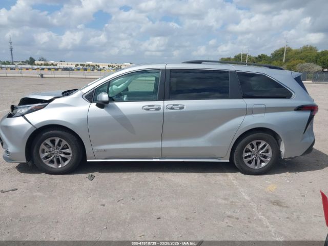 5TDYRKEC2MS072800 Toyota SIENNA XLE