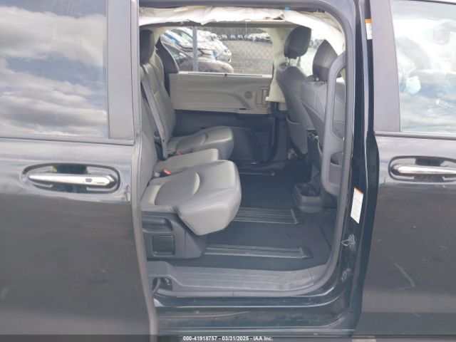 5TDYRKEC7NS114539 Toyota SIENNA XLE