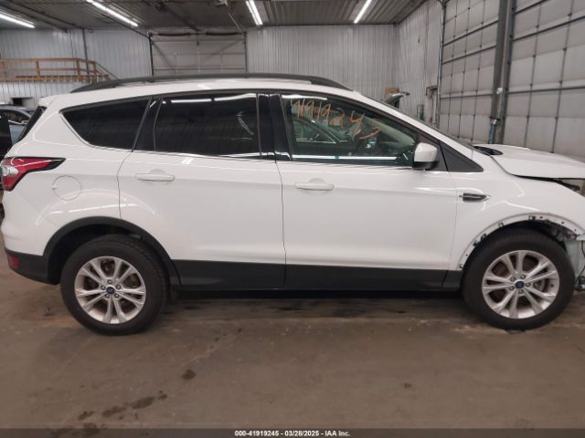 1FMCU9GD2JUB17518 Ford ESCAPE SE