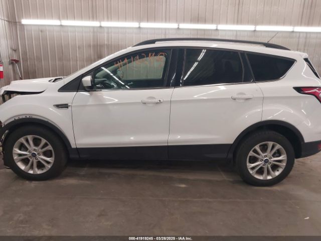 1FMCU9GD2JUB17518 Ford ESCAPE SE