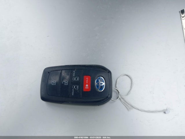 5TDKSKFC1NS042455 Toyota SIENNA LE