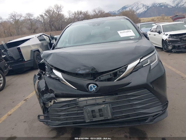 5TDKSKFC1NS042455 Toyota SIENNA LE