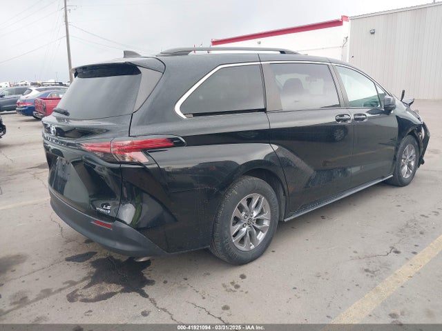 5TDKSKFC1NS042455 Toyota SIENNA LE