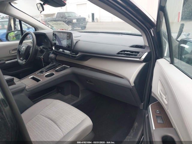 5TDKSKFC1NS042455 Toyota SIENNA LE