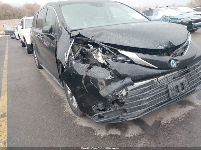 5TDKSKFC1NS042455 Toyota SIENNA LE