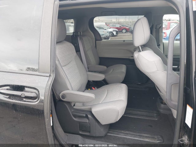 5TDKSKFC1NS042455 Toyota SIENNA LE