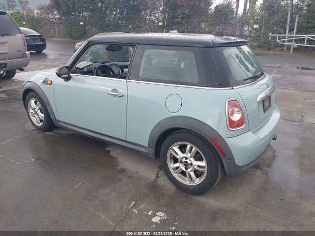 2011 MINI COOPER WMWSU3C55BT096972 Photo 2
