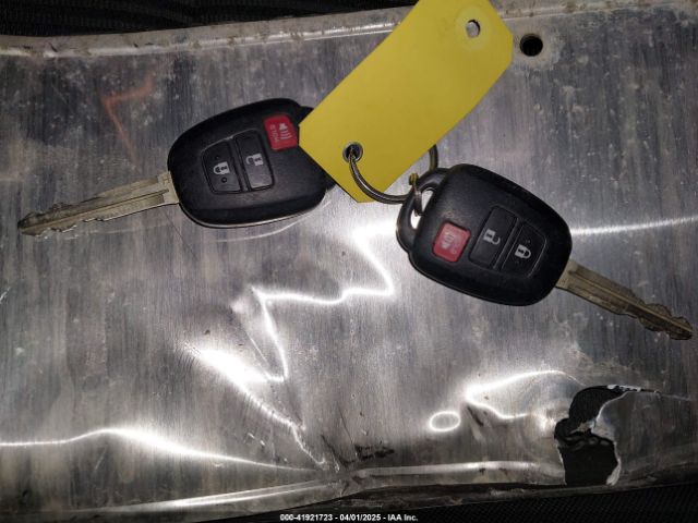 2T3BFREV0JW810368 Toyota RAV4 LE