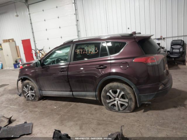 2T3BFREV0JW810368 Toyota RAV4 LE