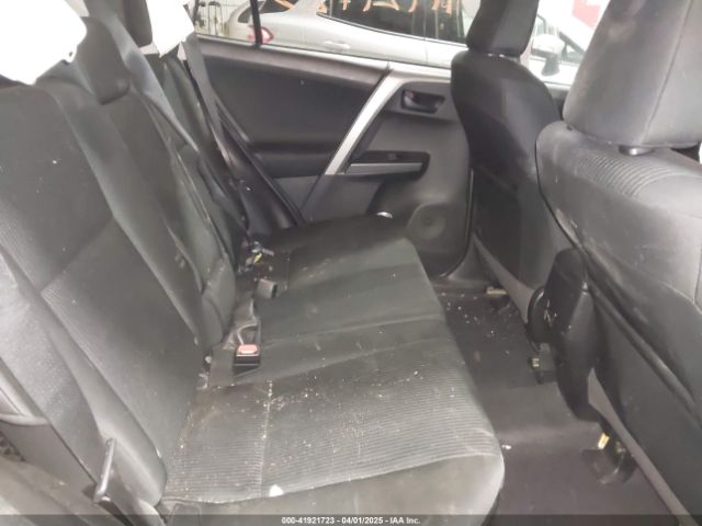 2T3BFREV0JW810368 Toyota RAV4 LE
