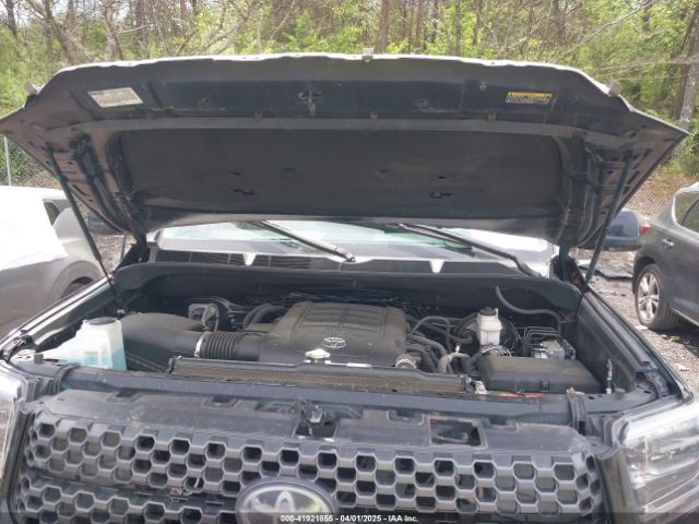 5TFDW5F18JX715775 Toyota Tundra Sr5 5.7l V8