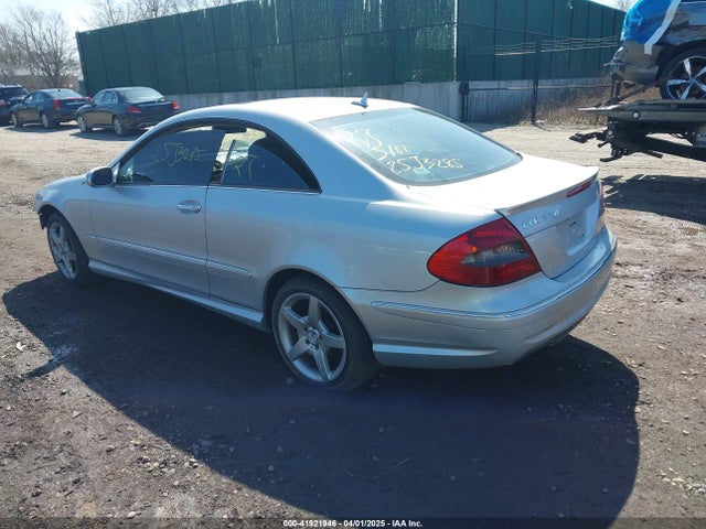 2007 MERCEDES-BENZ CLK 550 WDBTJ72HX7F210343 Photo 2