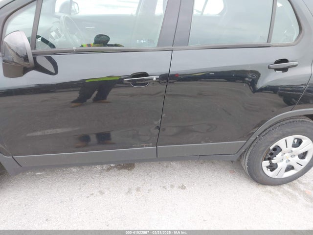 3GNCJKSB1JL156483 Chevrolet TRAX LS