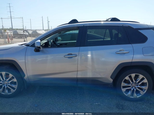 2T3C1RFV1NW231686 Toyota Rav4 Xle Premium