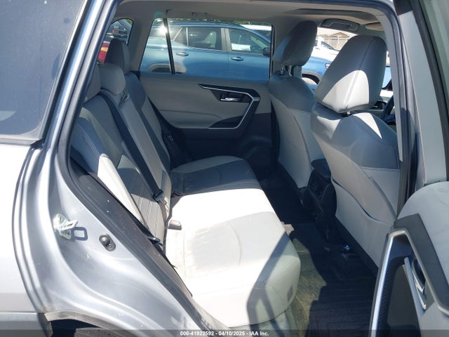 2T3C1RFV1NW231686 Toyota Rav4 Xle Premium