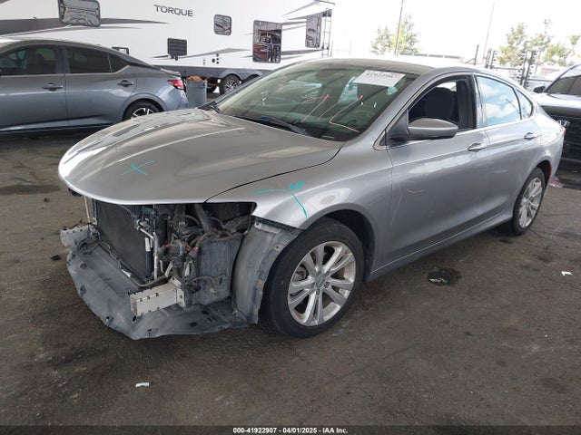 Chrysler 200 Limited 2015 1C3CCCAB6FN596933 Image 2