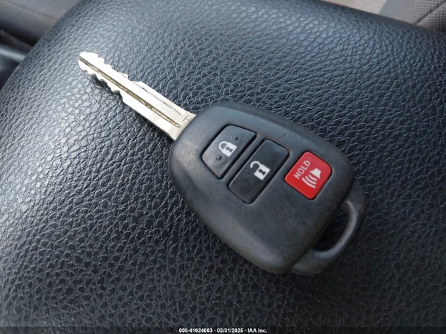 2T3ZFREV4FW228778 Toyota RAV4 LE