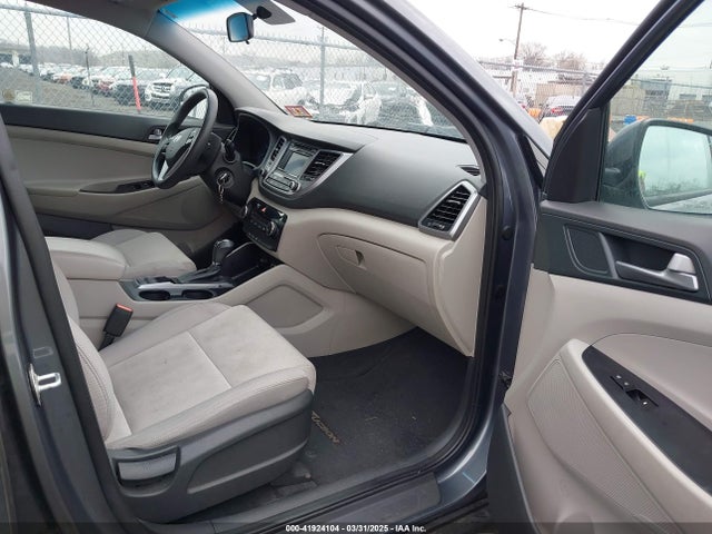 KM8J3CA40HU317405 Hyundai TUCSON SE