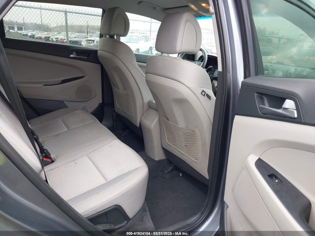 KM8J3CA40HU317405 Hyundai TUCSON SE
