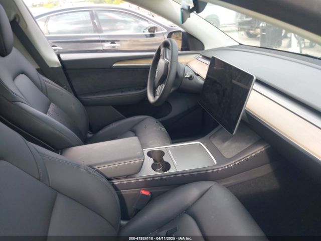 2024 TESLA MODEL Y 7SAYGDEE8RA229972 Photo 4