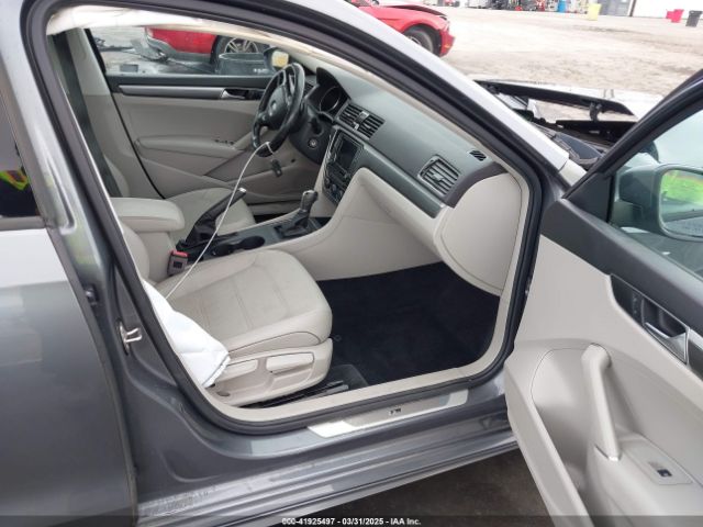 1VWAA7A37JC012145 Volkswagen Passat 2.0t R-line/2.0t S