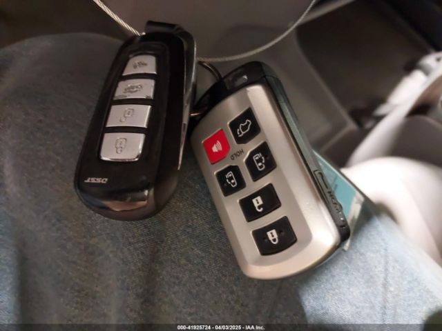 5TDYZ3DC9JS918343 Toyota Sienna Xle 8 Passenger