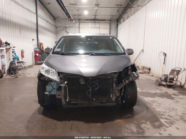 5TDYZ3DC9JS918343 Toyota Sienna Xle 8 Passenger