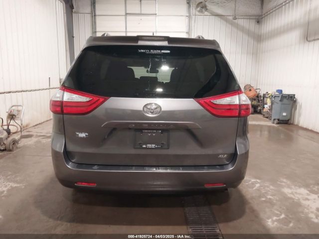 5TDYZ3DC9JS918343 Toyota Sienna Xle 8 Passenger
