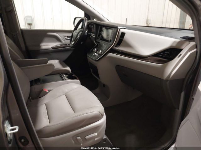 5TDYZ3DC9JS918343 Toyota Sienna Xle 8 Passenger