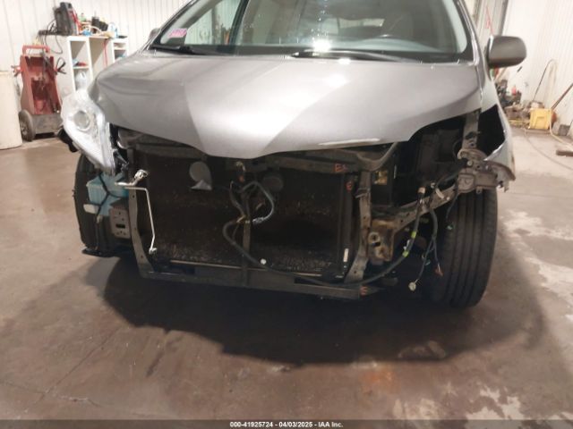 5TDYZ3DC9JS918343 Toyota Sienna Xle 8 Passenger
